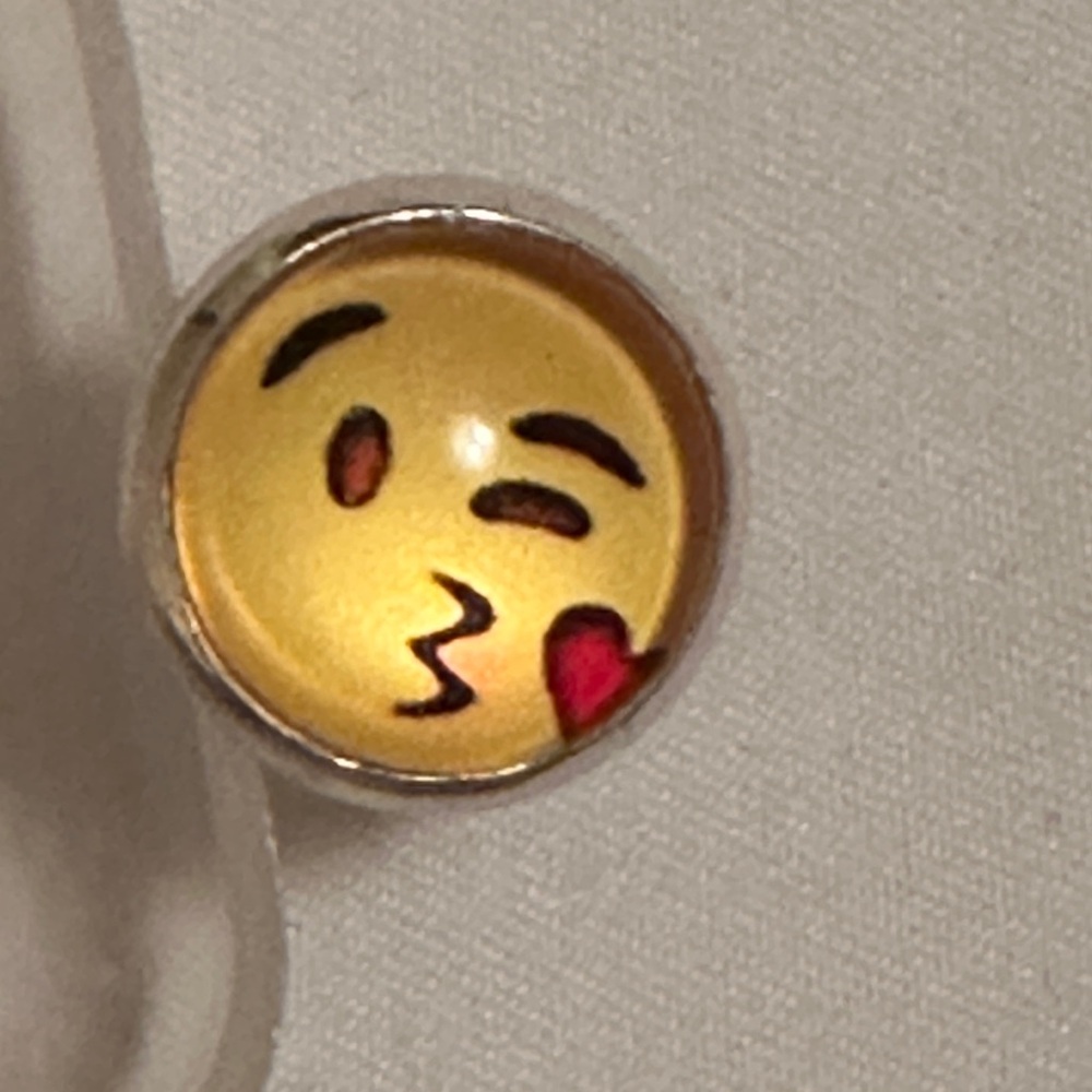 Kissing Emoji Face Earings 1/2 diameter